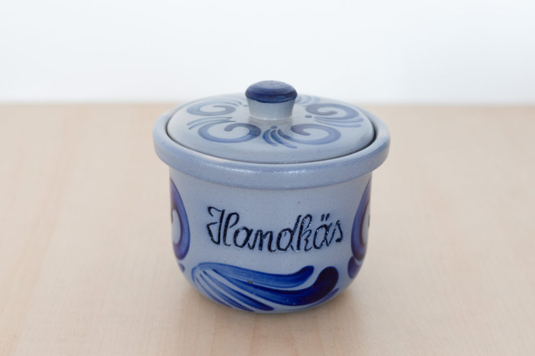 Handkaes-Topf-400-ml-mit-Schriftzug-Handkaes-E-2150-inkl.-MwSt-Durchmesser-12-cm-Hoehe-11-cm