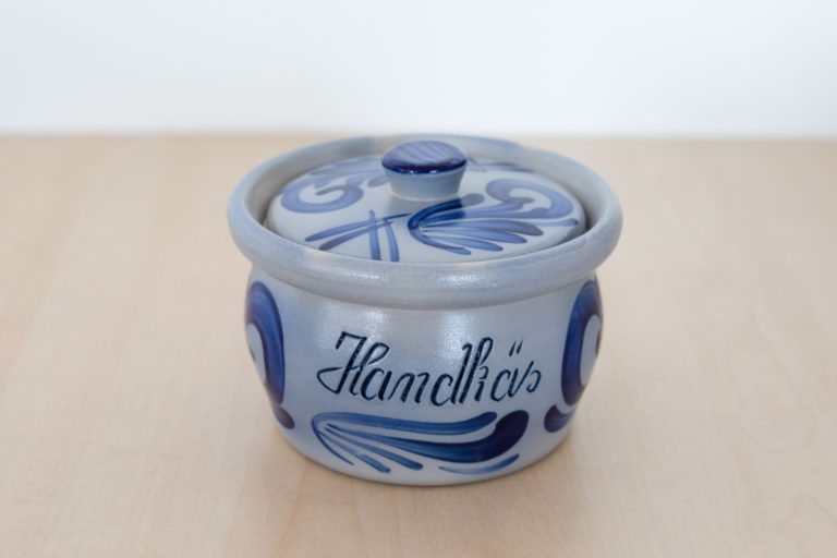 Handkaes-Topf-500-ml-mit-Schriftzug-Handkaes-E-2590-inkl.-MwSt-Durchmesser-13-cm-Hoehe-105-cm