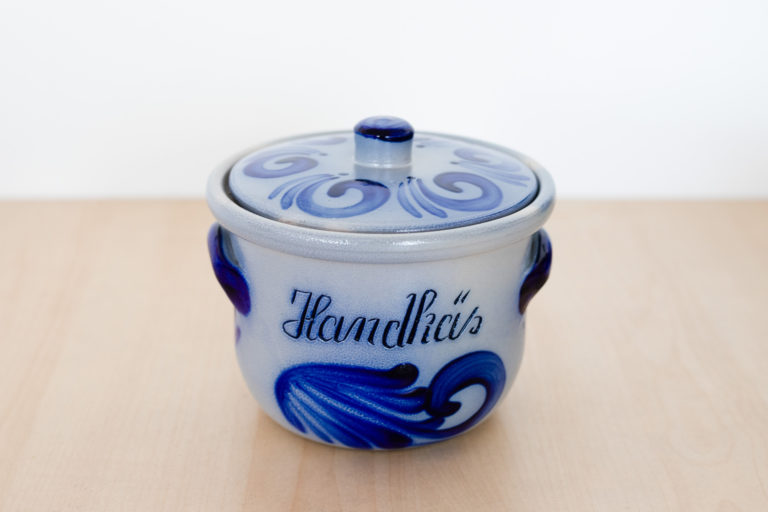 Handkaes-Topf-700-ml-mit-Schriftzug-Handkaes-und-angelegten-Henkeln-E-2680-inkl.-MwSt-Durchmesser-14-cm-Hoehe-135-cm