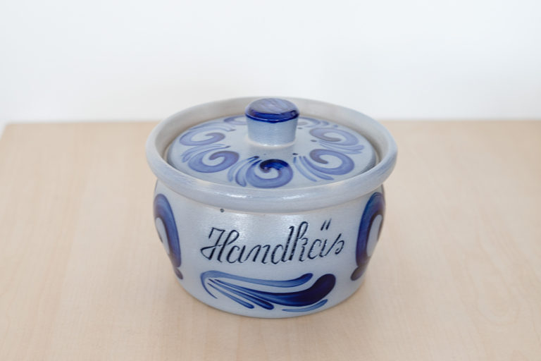 Handkaes-Topf-800-ml-mit-Schriftzug-Handkaes-E-3850-inkl.-MwSt-Durchmesser-16-cm-Hoehe-125-cm